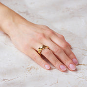 Charmant und vielseitig: Dieser Ring ist perfekt zum Stapeln und harmoniert auch gut mit anderen Materialien wie Silber. Er wertet jedes Outfit auf und ist perfekt für den Alltag geeignet - probier es aus! Für Frauen, 18k vergoldet und wasserfest.