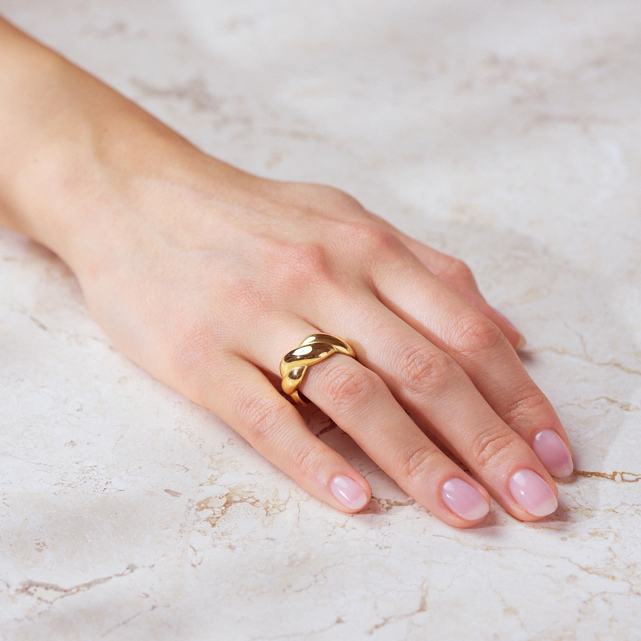 Charmant und vielseitig: Dieser Ring ist perfekt zum Stapeln und harmoniert auch gut mit anderen Materialien wie Silber. Er wertet jedes Outfit auf und ist perfekt für den Alltag geeignet - probier es aus! Für Frauen, 18k vergoldet und wasserfest.
