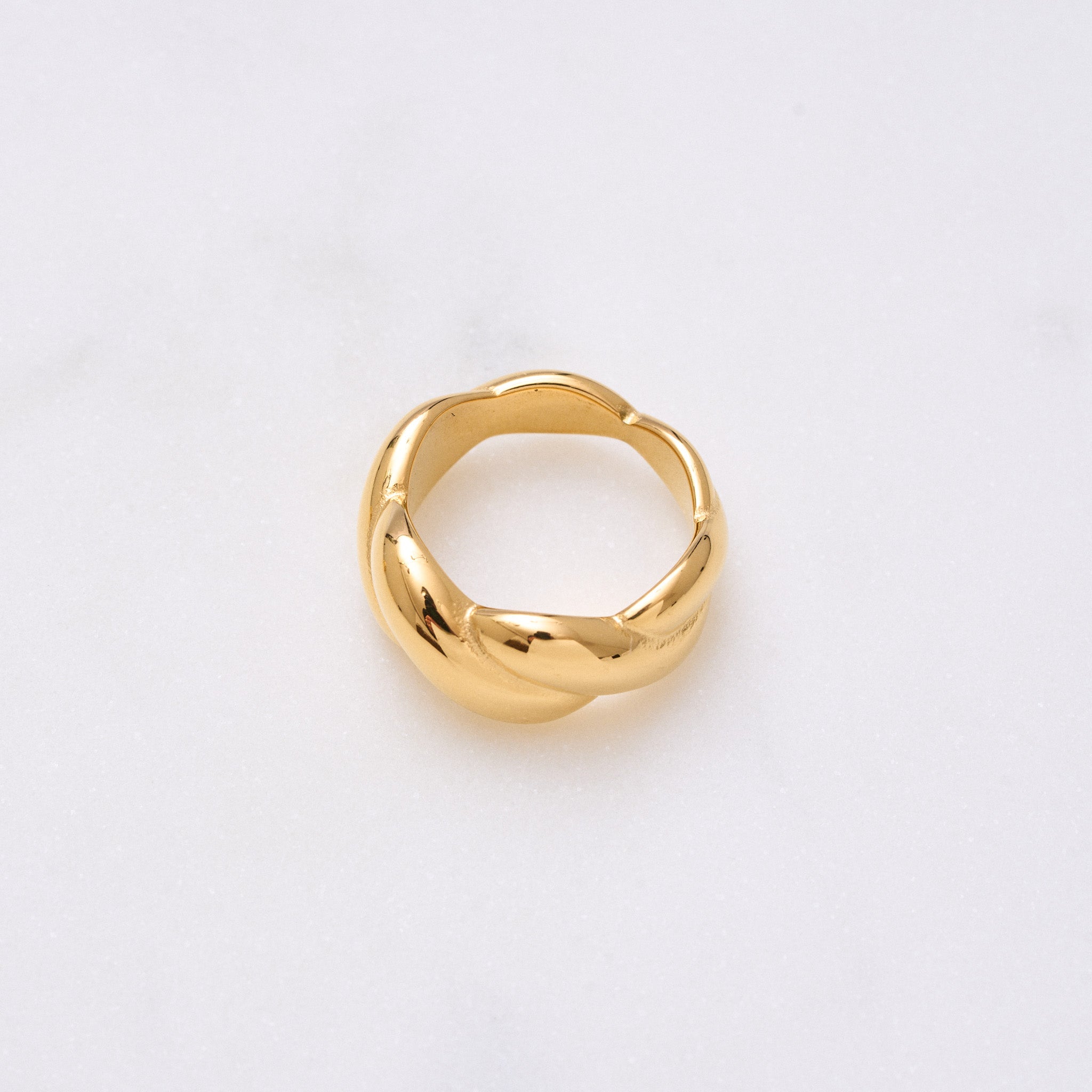 Charmant und vielseitig: Dieser Ring ist perfekt zum Stapeln und harmoniert auch gut mit anderen Materialien wie Silber. Er wertet jedes Outfit auf und ist perfekt für den Alltag geeignet - probier es aus! Für Frauen, 18k vergoldet und wasserfest.