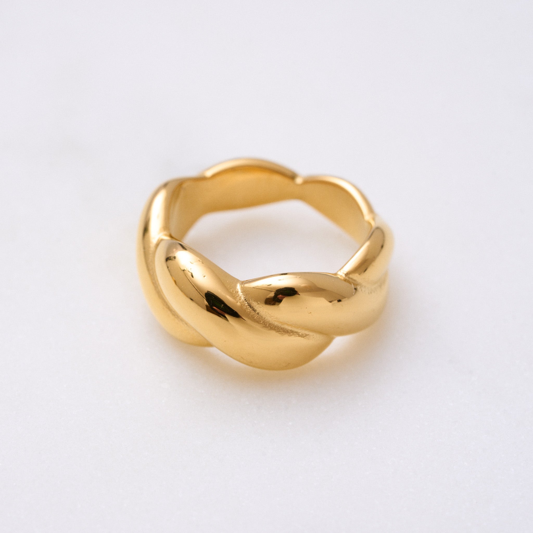 Charmant und vielseitig: Dieser Ring ist perfekt zum Stapeln und harmoniert auch gut mit anderen Materialien wie Silber. Er wertet jedes Outfit auf und ist perfekt für den Alltag geeignet - probier es aus! Für Frauen, 18k vergoldet und wasserfest.
