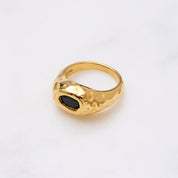 Rocky Ring: Robust wie ein Stein, aber dennoch elegant. Perfekt für Statement-Liebhaber, beeindruckt Rocky sowohl allein als auch im Stacking-Look mit anderen Ringen. Für Frauen, 18k vergoldet und wasserfest.