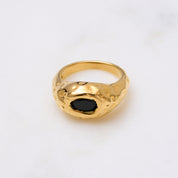 Rocky Ring: Robust wie ein Stein, aber dennoch elegant. Perfekt für Statement-Liebhaber, beeindruckt Rocky sowohl allein als auch im Stacking-Look mit anderen Ringen. Für Frauen, 18k vergoldet und wasserfest.