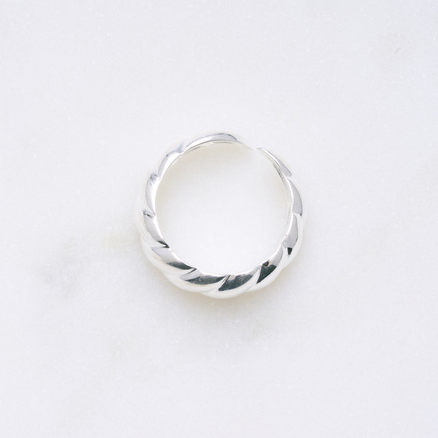 Der MIYU Water Ring mit auffälligem, klassischem Design, leicht am Finger zu tragen. Dieser markante Ring ist sowohl einzeln als auch in Kombination mit anderen Ringen ein Blickfang.