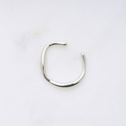 Der Wind Ring mit glänzender Oberfläche und gebogener Form, inspiriert von leichten Windwellen. Dezentes und klassisches Stacking-Design, ideal als Ergänzung zu anderen Ringen.