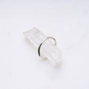 Der Wind Ring mit glänzender Oberfläche und gebogener Form, inspiriert von leichten Windwellen. Dezentes und klassisches Stacking-Design, ideal als Ergänzung zu anderen Ringen.