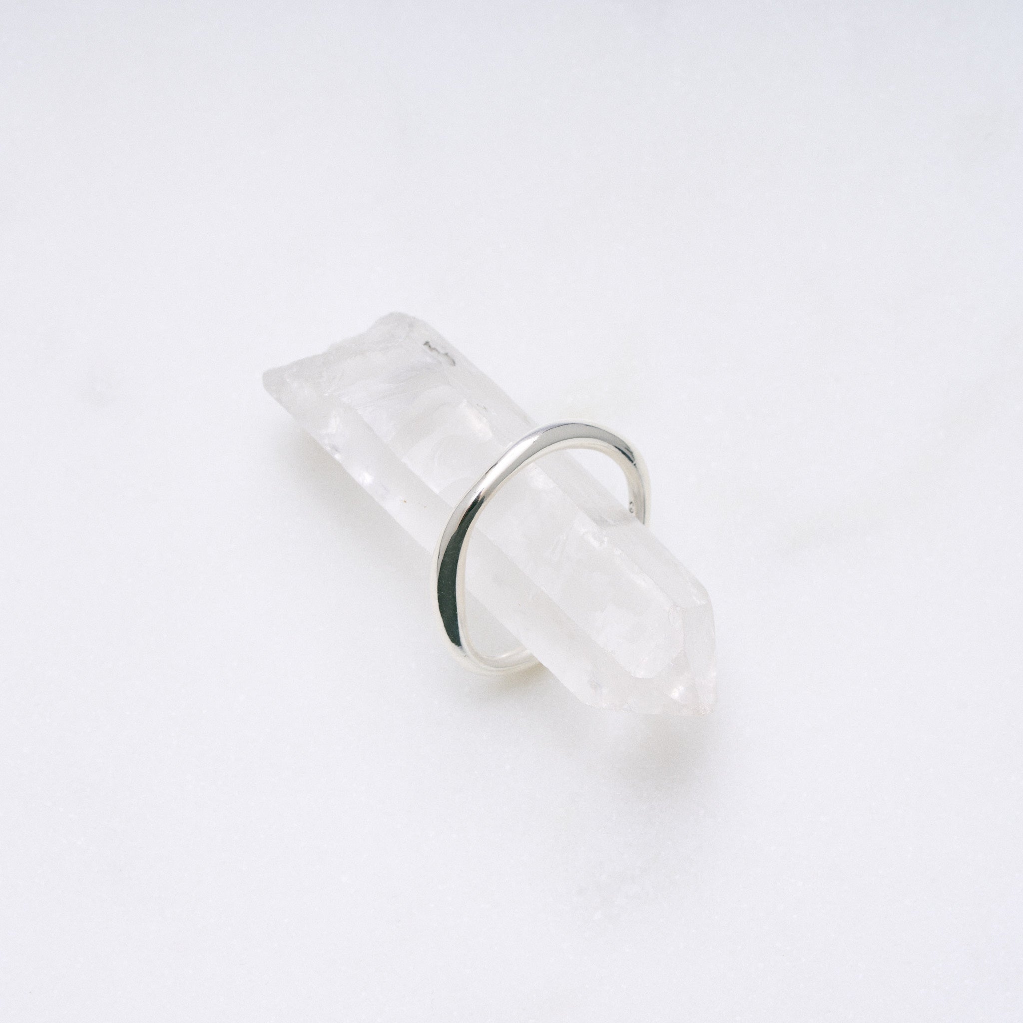 Der Wind Ring mit glänzender Oberfläche und gebogener Form, inspiriert von leichten Windwellen. Dezentes und klassisches Stacking-Design, ideal als Ergänzung zu anderen Ringen.