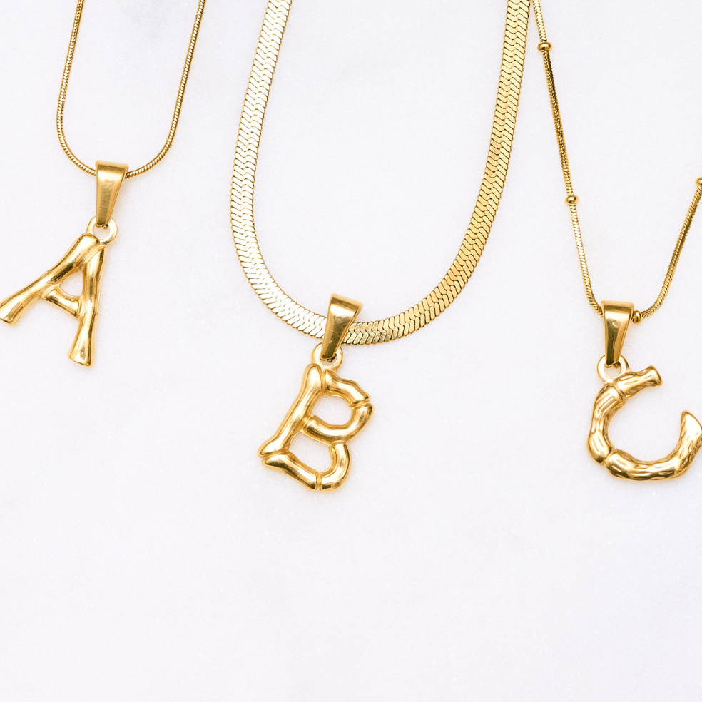 Einzelner Bamboo Bubble Buchstaben-Anhänger in glänzendem Gold – Vergoldeter Bubble Buchstaben Anhänger mit Bobby Kette auf weißem Hintergrund
